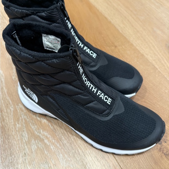 The North Face - Like New Womens Black and White quilted boots size 9 - Picture 2 of 7